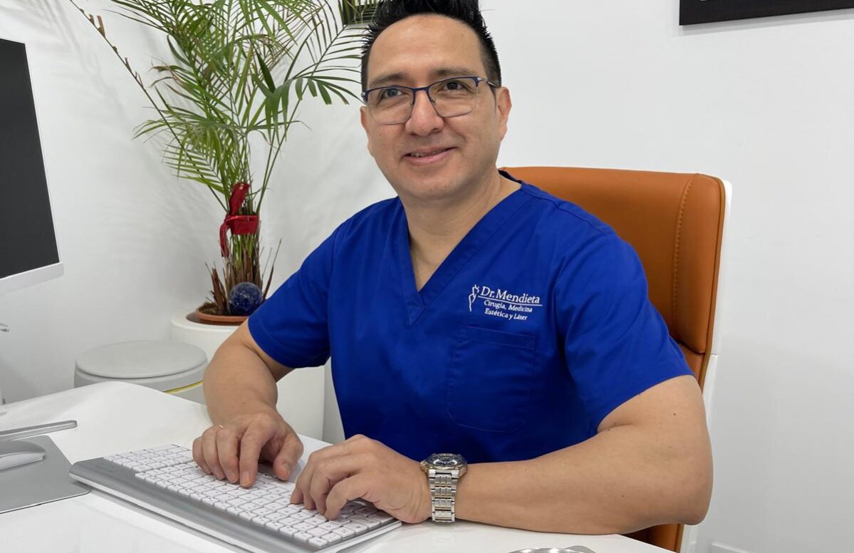 Doctor Juan Carlos Mendieta Sobre el Dr Juan Mendieta Es el Director de la Clínica de Medicina Estética y Láser, reconocida internacionalmente en el uso de Láser Médico, Dermoestética y Ginecología Estética. Gracias a su dedicación y al trato personalizado a sus pacientes se garantizan resultados asombrosos.