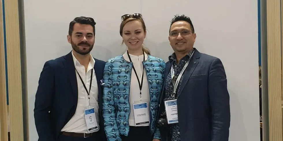 Congreso Nacional de Medicina Estética de Málaga El doctor Juan Mendieta y su asistente Katy Novotochinova han participado en el Congreso Nacional de Medicina Estética que se celebrará en el Palacio de Ferias y Congresos de Málaga organizado por la Sociedad Española de Medicina Estética y por la Sociedad Española de Restauración capilar.