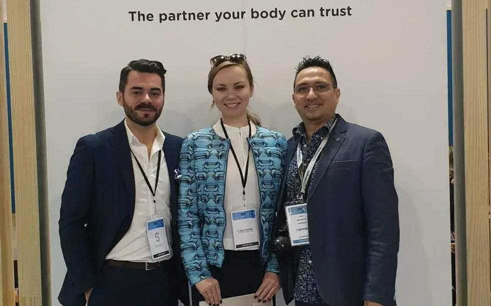 Congreso Nacional de Medicina Estética de Málaga El doctor Juan Mendieta y su asistente Katy Novotochinova han participado en el Congreso Nacional de Medicina Estética que se celebrará en el Palacio de Ferias y Congresos de Málaga organizado por la Sociedad Española de Medicina Estética y por la Sociedad Española de Restauración capilar.