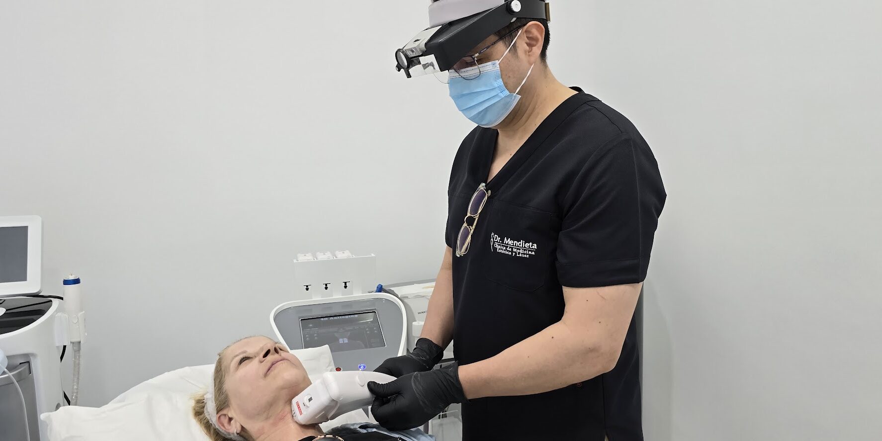 HIFU PARA FLACIDEZ 2 Recupera la Firmeza de Tu Piel con HIFU Reafirma la Juventud de Tu Rostro con un Lifting Sin Cirugía El paso de los años, la pérdida de colágeno y la gravedad pueden provocar flacidez facial, afectando la apariencia juvenil de tu rostro. Pero no te preocupes, el tratamiento con HIFU (High-Intensity Focused Ultrasound) es una solución innovadora, efectiva y no invasiva para combatir este problema sin necesidad de recurrir a cirugía.