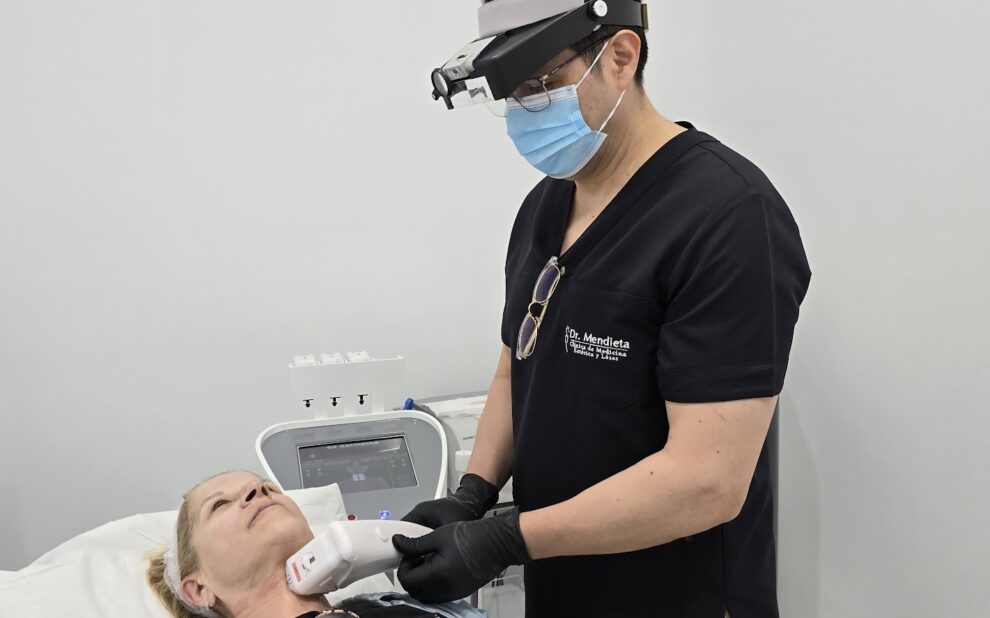 HIFU PARA FLACIDEZ 2 Recupera la Firmeza de Tu Piel con HIFU Reafirma la Juventud de Tu Rostro con un Lifting Sin Cirugía El paso de los años, la pérdida de colágeno y la gravedad pueden provocar flacidez facial, afectando la apariencia juvenil de tu rostro. Pero no te preocupes, el tratamiento con HIFU (High-Intensity Focused Ultrasound) es una solución innovadora, efectiva y no invasiva para combatir este problema sin necesidad de recurrir a cirugía.
