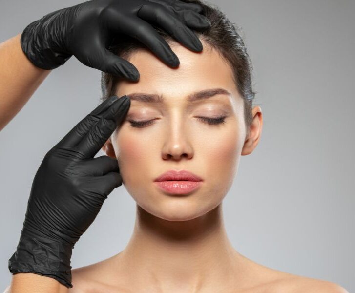 Lifting facial Rejuvenece tu rostro con las técnicas más avanzadas Revitaliza tu apariencia con el lifting facial del Dr. Mendieta, que aborda integralmente los signos de envejecimiento para resultados naturales y duraderos.