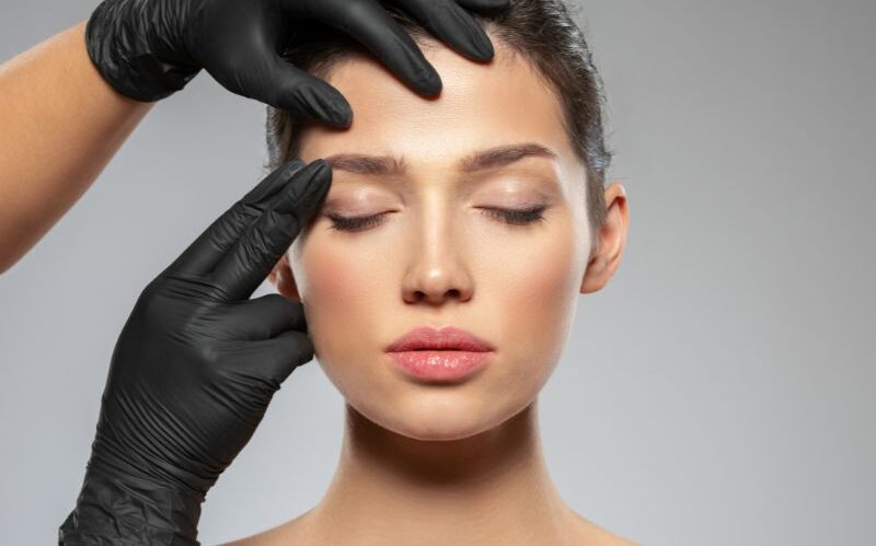 Rejuvenece tu rostro con las técnicas más avanzadas Revitaliza tu apariencia con el lifting facial del Dr. Mendieta, que aborda integralmente los signos de envejecimiento para resultados naturales y duraderos.