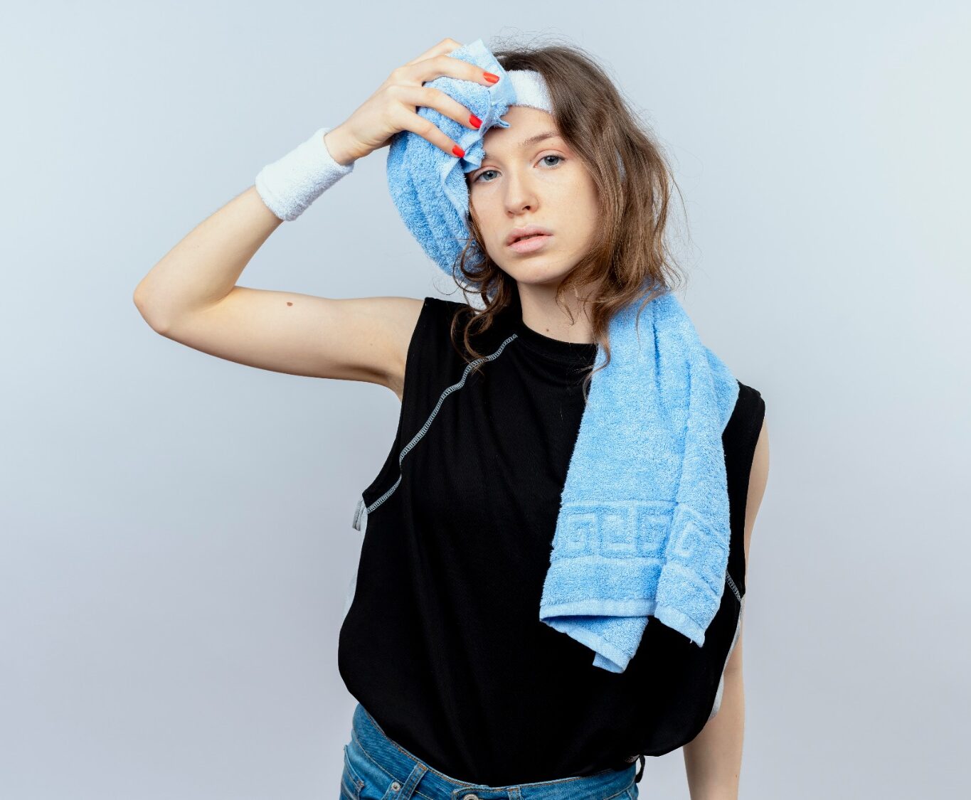 Sudoración excesiva En la clínica del Dr. Mendieta, el tratamiento de sudoración excesiva con radiofrecuencia fraccionada con microagujas ofrece una solución eficaz y duradera al debilitar las glándulas sudoríparas responsables del problema. Este procedimiento rápido y prácticamente indoloro, realizado bajo anestesia tópica o local, no solo disminuye la sudoración, sino que también mejora la firmeza de la piel, transformando significativamente la calidad de vida de nuestros pacientes. Los resultados se hacen evidentes en pocos días, con mejoras que pueden durar a largo plazo.