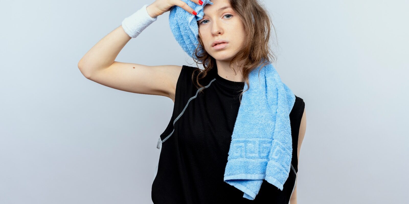 En la clínica del Dr. Mendieta, el tratamiento de sudoración excesiva con radiofrecuencia fraccionada con microagujas ofrece una solución eficaz y duradera al debilitar las glándulas sudoríparas responsables del problema. Este procedimiento rápido y prácticamente indoloro, realizado bajo anestesia tópica o local, no solo disminuye la sudoración, sino que también mejora la firmeza de la piel, transformando significativamente la calidad de vida de nuestros pacientes. Los resultados se hacen evidentes en pocos días, con mejoras que pueden durar a largo plazo.