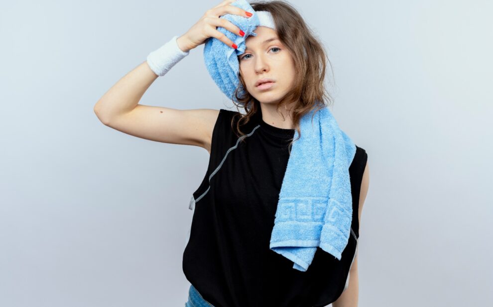 En la clínica del Dr. Mendieta, el tratamiento de sudoración excesiva con radiofrecuencia fraccionada con microagujas ofrece una solución eficaz y duradera al debilitar las glándulas sudoríparas responsables del problema. Este procedimiento rápido y prácticamente indoloro, realizado bajo anestesia tópica o local, no solo disminuye la sudoración, sino que también mejora la firmeza de la piel, transformando significativamente la calidad de vida de nuestros pacientes. Los resultados se hacen evidentes en pocos días, con mejoras que pueden durar a largo plazo.