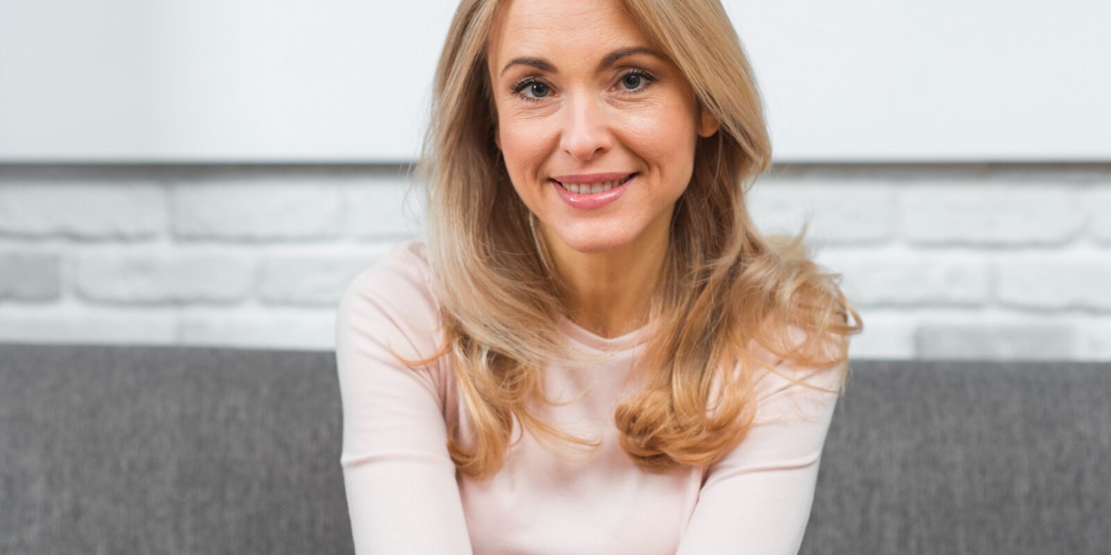 La Menopausia es el final de la edad reproductiva en la mujer y se diagnostica en general, cuando la mujer no ha tenido su periodo por más de 12 meses. El promedio de edad para su comienzo está en torno a los 51 años, pero puede suceder antes. El único método preciso para determinar si la mujer es menopáusica, es medir su nivel en sangre de la hormona llamada foliculoestimulante (FSH).