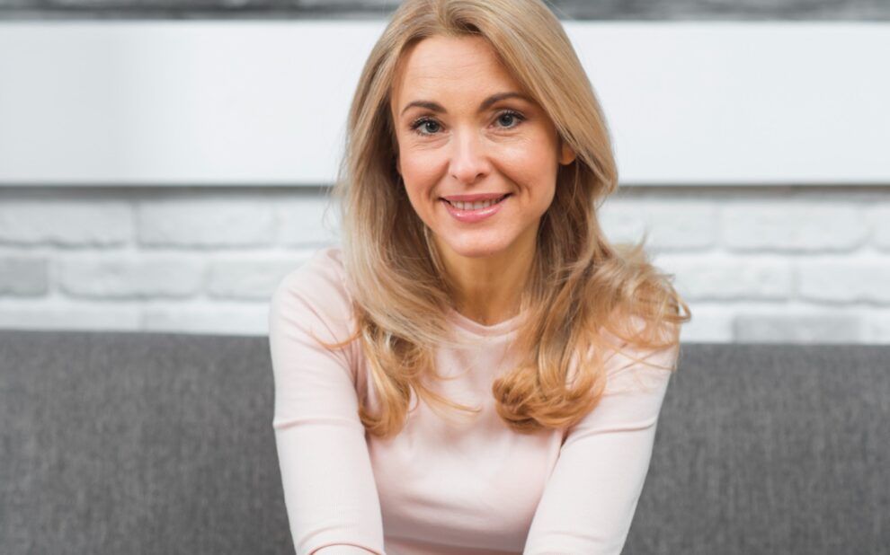 La Menopausia es el final de la edad reproductiva en la mujer y se diagnostica en general, cuando la mujer no ha tenido su periodo por más de 12 meses. El promedio de edad para su comienzo está en torno a los 51 años, pero puede suceder antes. El único método preciso para determinar si la mujer es menopáusica, es medir su nivel en sangre de la hormona llamada foliculoestimulante (FSH).