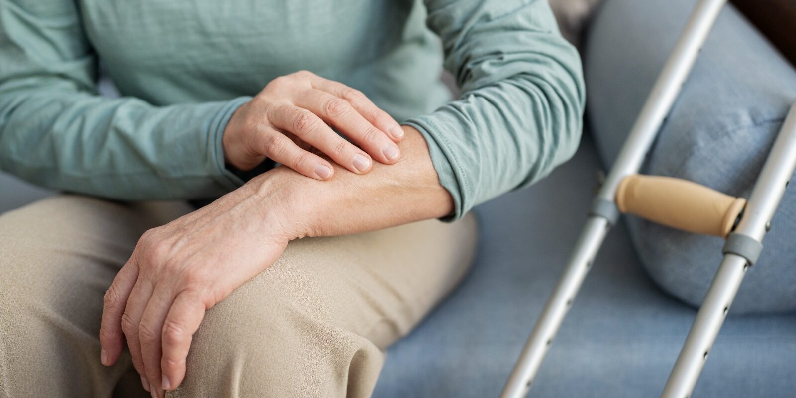 Cuando la enfermedad de Parkinon golpea, causa el fallo y muerte de unas células absolutamente críticas en el cerebro, conocidas como neuronas. Más concretamente, el Parkinson afecta principalmente a un área del cerebro conocida como “Substantia Nigra” (del latín), una porción heterogénea del mesoencéfalo.