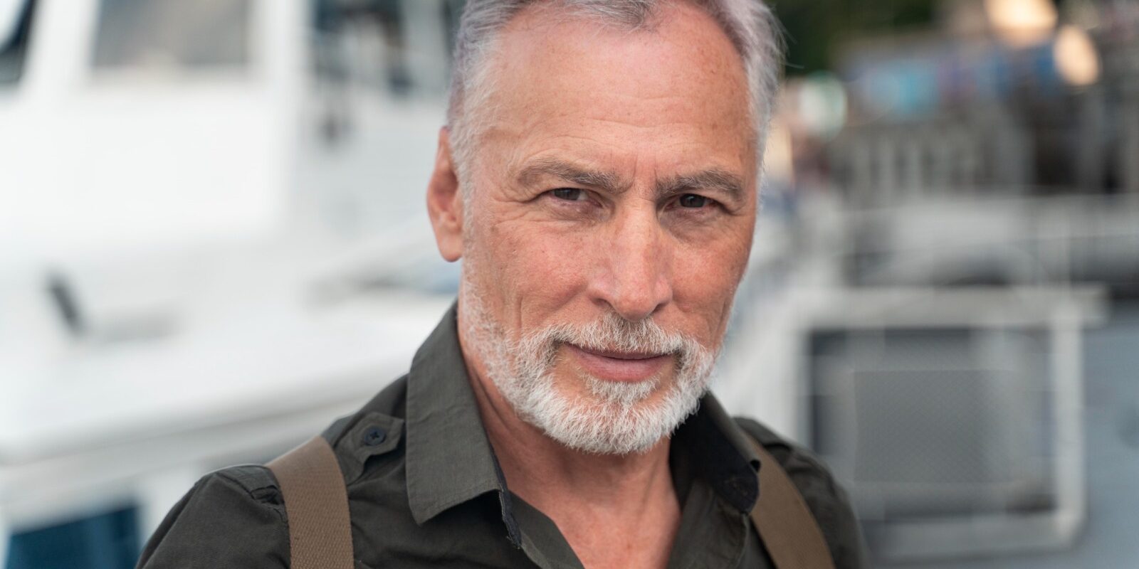 La testosterona está clasificada como una hormona esteroide en el grupo de los andrógenos. El declive en el nivel de la testosterona, se conoce como Andropausia y a menudo se la relaciona con la menopausia en las mujeres.