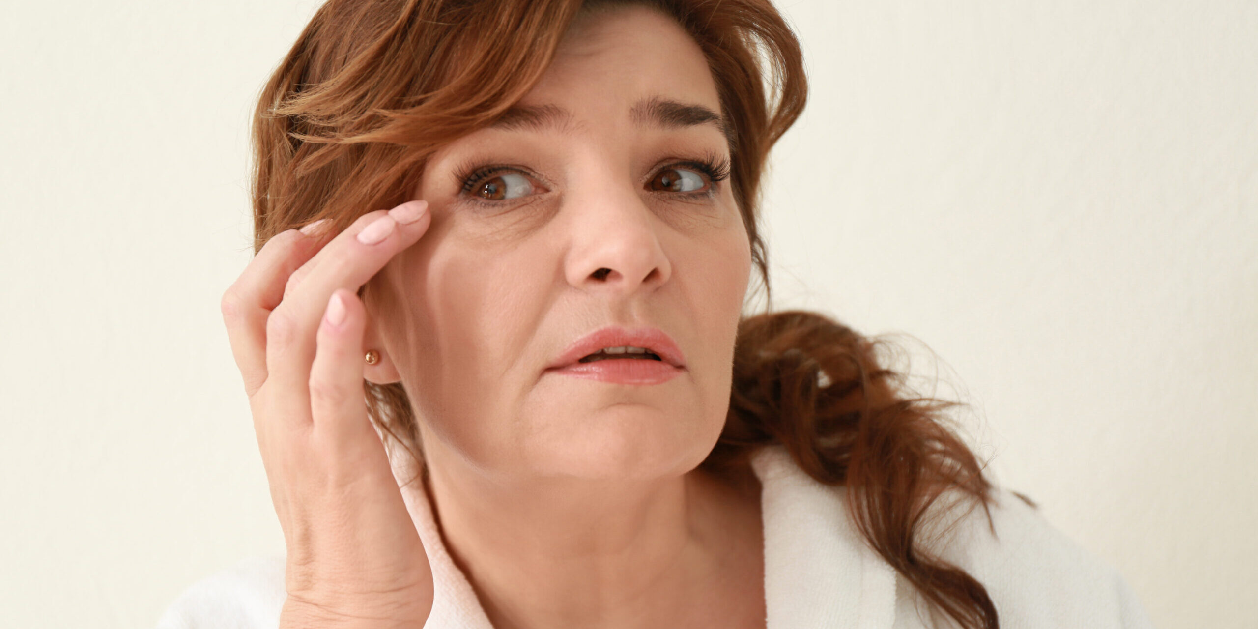 Elimina las ojeras Las ojeras se producen por la pérdida de volumen y oscurecimiento de los párpados inferiores, en muchos pacientes es genético, pero con el paso del tiempo la piel suele resecarse volviéndose más fina y frágil ocasionando la aparición.