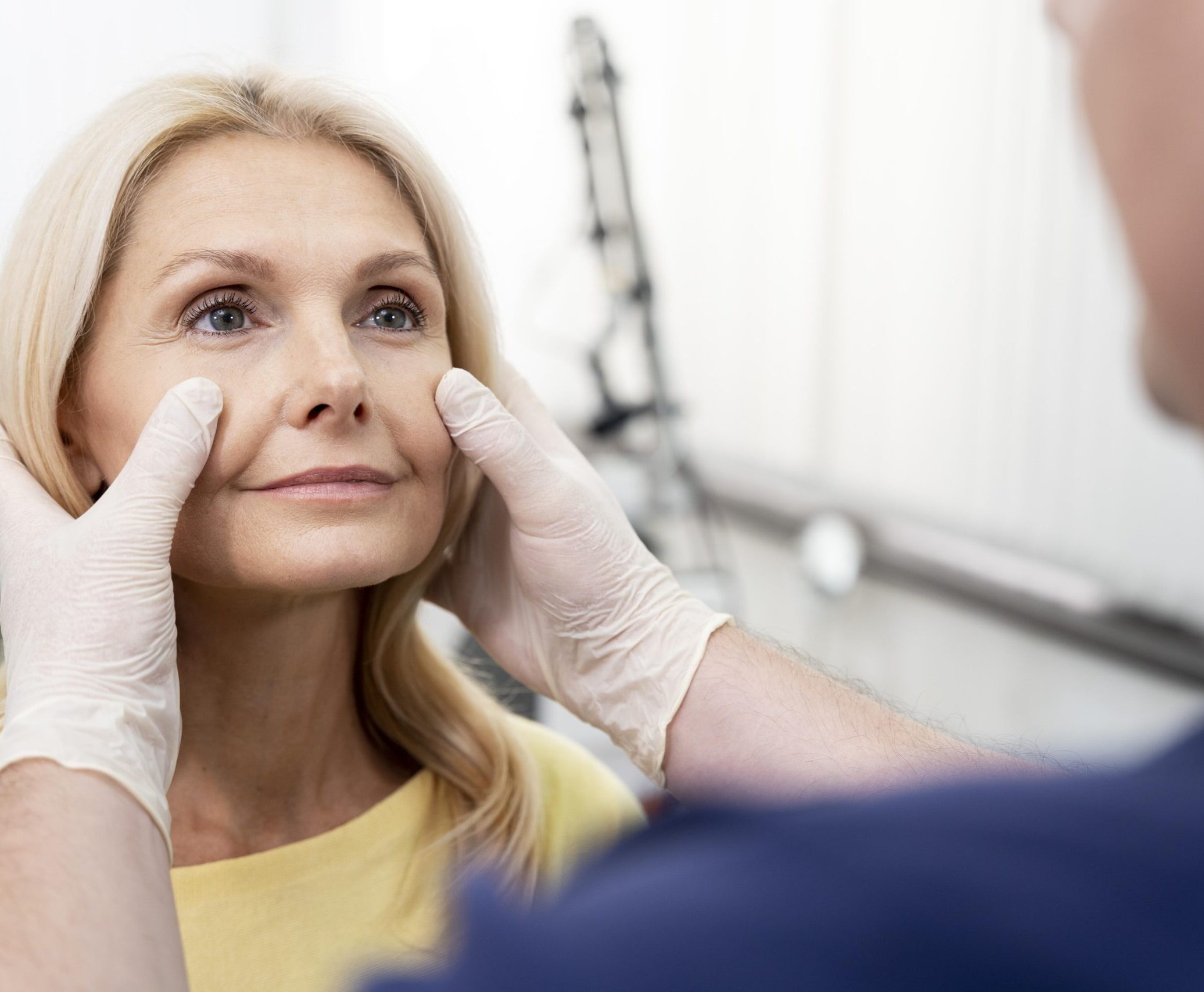 Blefaroplastia Si estás pensando en someterte a una blefaroplastia, o cirugía estética para eliminar el exceso de piel en los párpados la Clínica del Dr Juan Mendieta es lo que estás buscando. La blefaroplastia es una buena solución para corregir aspectos estéticos y funcionales sin dejar ningún tipo de marca.