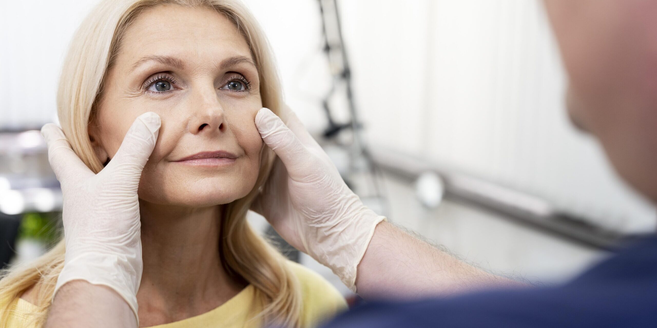 Si estás pensando en someterte a una blefaroplastia, o cirugía estética para eliminar el exceso de piel en los párpados la Clínica del Dr Juan Mendieta es lo que estás buscando. La blefaroplastia es una buena solución para corregir aspectos estéticos y funcionales sin dejar ningún tipo de marca.