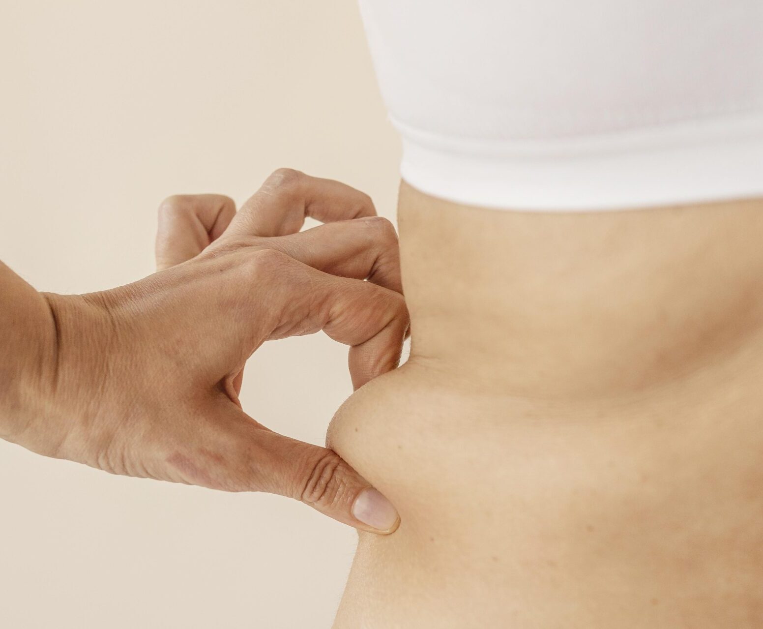 Grasa localizada La grasa localizada puede acumularse en diversas áreas del cuerpo y a menudo, resulta resistente al ejercicio y difícil de eliminar. Para abordar este desafío, ofrecemos tratamientos no invasivos que promueven la eliminación natural de las células grasas.