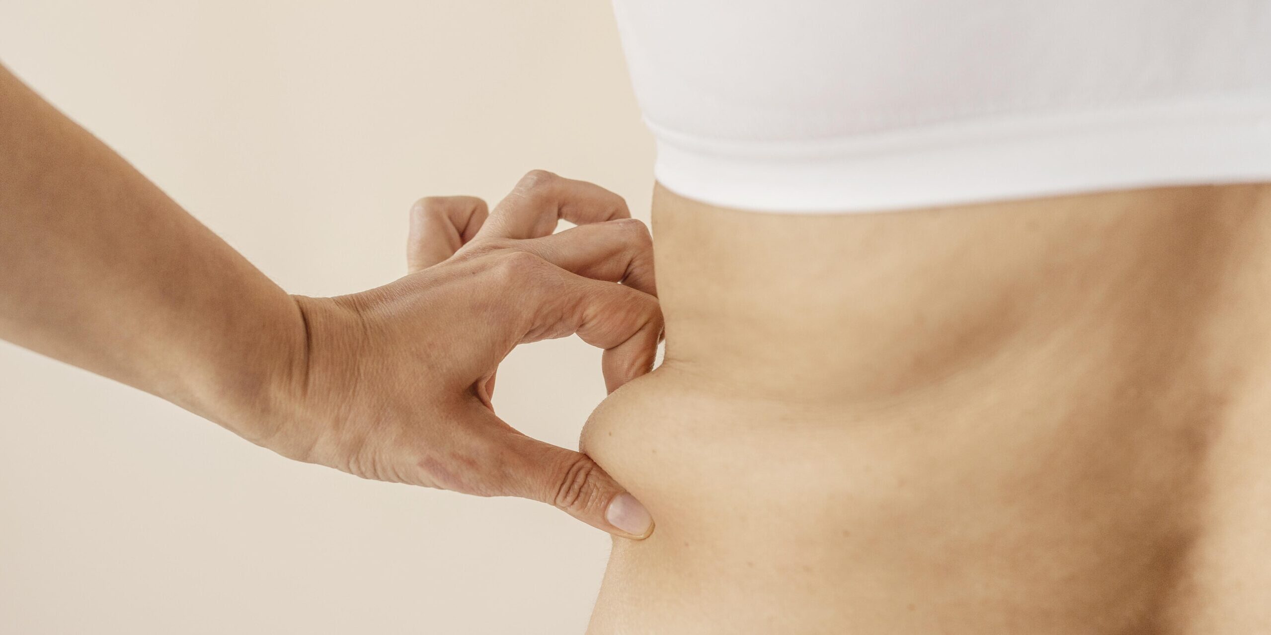 La grasa localizada puede acumularse en diversas áreas del cuerpo y a menudo, resulta resistente al ejercicio y difícil de eliminar. Para abordar este desafío, ofrecemos tratamientos no invasivos que promueven la eliminación natural de las células grasas.