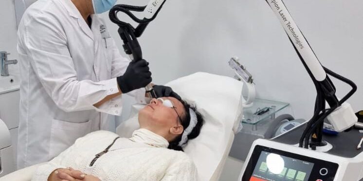 En Clínica Dr. Mendieta, ofrecemos un tratamiento de trasplante capilar con la técnica FUE Zafiro, destacada por su precisión y efectividad.