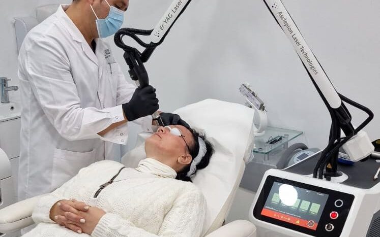 Láser dermablate En Clínica Dr. Mendieta, ofrecemos un tratamiento de trasplante capilar con la técnica FUE Zafiro, destacada por su precisión y efectividad.