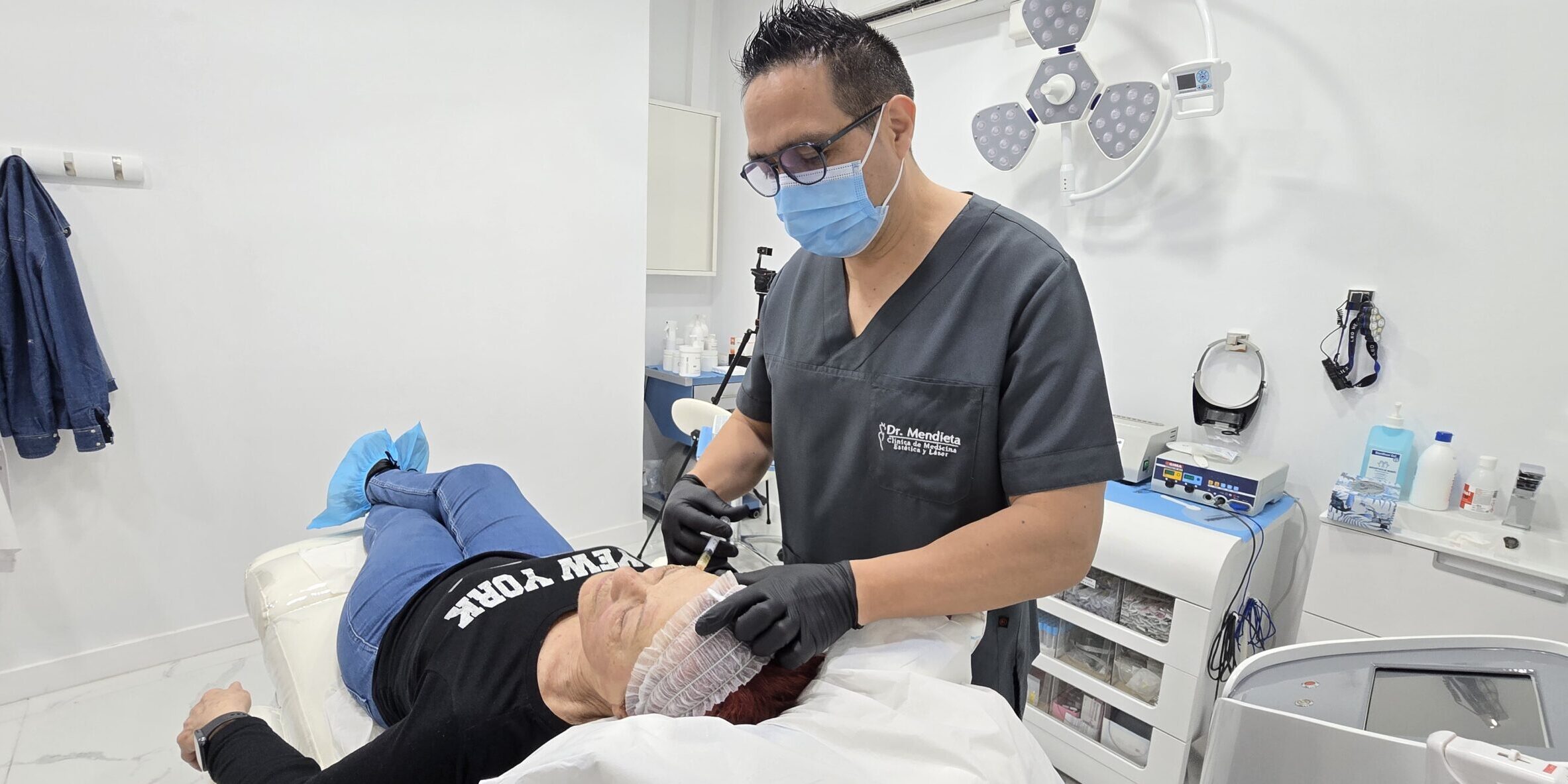 Mejora de la calidad de la piel   Renueva y rejuvenece tu piel Mejora de la calidad de la piel Renueva y rejuvenece tu piel En la Clínica Dr. Mendieta, sabemos lo importante que es cuidar y mantener una piel radiante y saludable. Factores como la exposición al sol, el estrés y el paso de los años pueden afectar su apariencia, pero nuestros tratamientos avanzados están diseñados para transformar y revitalizar tu piel, mejorando notablemente su textura y luminosidad.