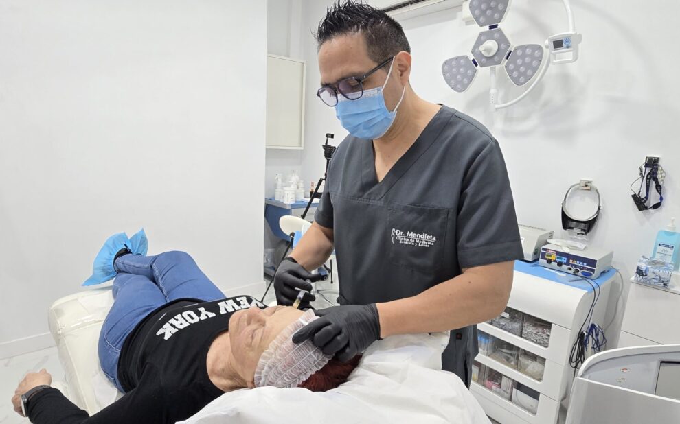 Mejora de la calidad de la piel   Renueva y rejuvenece tu piel Mejora de la calidad de la piel Renueva y rejuvenece tu piel En la Clínica Dr. Mendieta, sabemos lo importante que es cuidar y mantener una piel radiante y saludable. Factores como la exposición al sol, el estrés y el paso de los años pueden afectar su apariencia, pero nuestros tratamientos avanzados están diseñados para transformar y revitalizar tu piel, mejorando notablemente su textura y luminosidad.