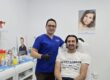 Los neuromoduladores son sustancias que funcionan bloqueando las señales nerviosas enviadas a los músculos donde se aplican. Esto provoca que los músculos no se contraigan, logrando que las arrugas faciales se suavicen o desaparezcan. A diferencia de los rellenos dérmicos, este procedimiento no trabaja añadiendo volumen para tratar las arrugas. En su lugar, los neuromoduladores relajan temporalmente los músculos faciales, lo que permite reducir líneas de expresión como las de la frente, las patas de gallo y otras arrugas, por algunos meses.