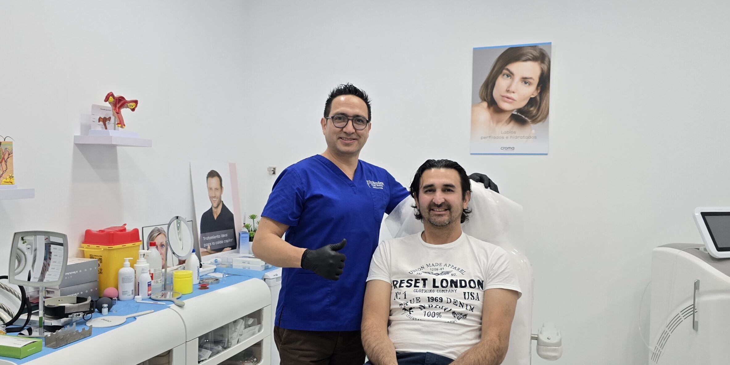 Neuromoduladores Los neuromoduladores son sustancias que funcionan bloqueando las señales nerviosas enviadas a los músculos donde se aplican. Esto provoca que los músculos no se contraigan, logrando que las arrugas faciales se suavicen o desaparezcan. A diferencia de los rellenos dérmicos, este procedimiento no trabaja añadiendo volumen para tratar las arrugas. En su lugar, los neuromoduladores relajan temporalmente los músculos faciales, lo que permite reducir líneas de expresión como las de la frente, las patas de gallo y otras arrugas, por algunos meses.