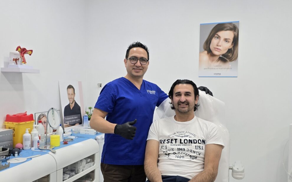 Neuromoduladores Los neuromoduladores son sustancias que funcionan bloqueando las señales nerviosas enviadas a los músculos donde se aplican. Esto provoca que los músculos no se contraigan, logrando que las arrugas faciales se suavicen o desaparezcan. A diferencia de los rellenos dérmicos, este procedimiento no trabaja añadiendo volumen para tratar las arrugas. En su lugar, los neuromoduladores relajan temporalmente los músculos faciales, lo que permite reducir líneas de expresión como las de la frente, las patas de gallo y otras arrugas, por algunos meses.