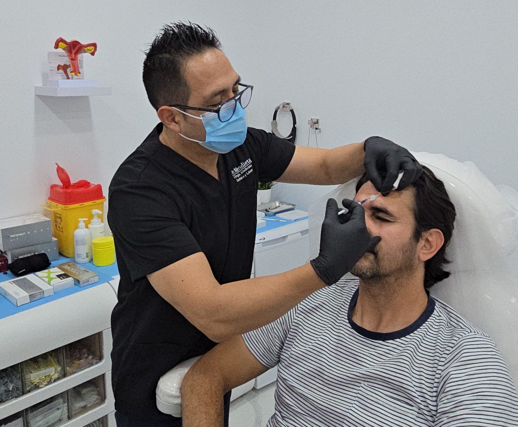 Neuromodulador Los neuromoduladores en estética son tratamientos mínimamente invasivos que actúan relajando temporalmente los músculos responsables de las líneas de expresión y arrugas en el rostro.