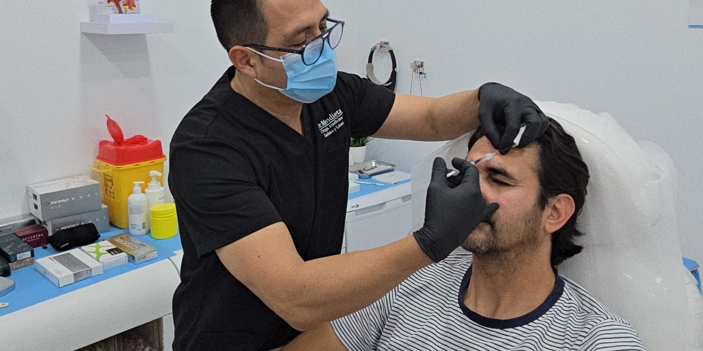 Los neuromoduladores en estética son tratamientos mínimamente invasivos que actúan relajando temporalmente los músculos responsables de las líneas de expresión y arrugas en el rostro.