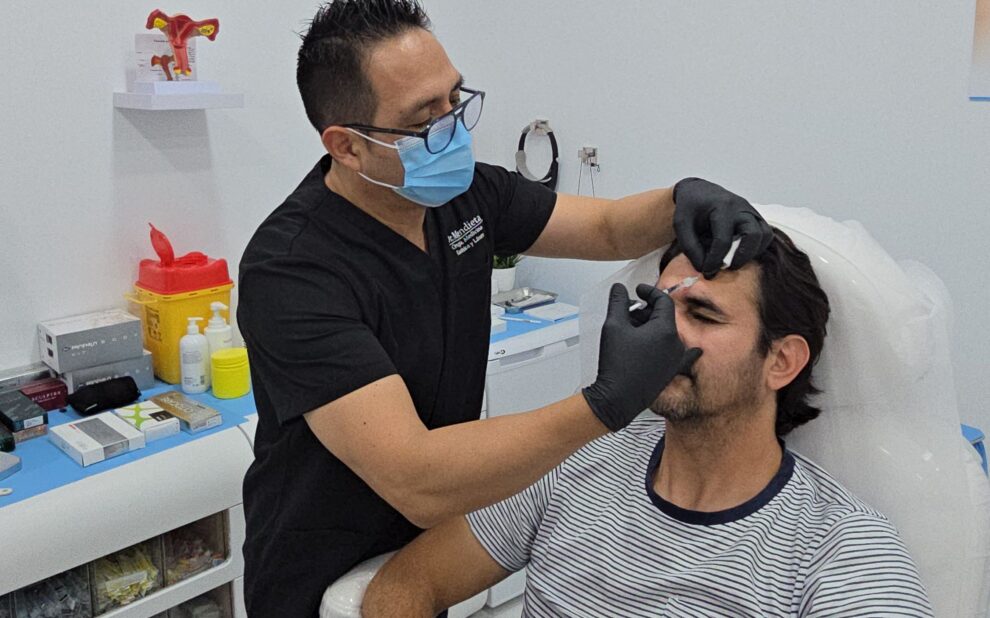 Neuromodulador Los neuromoduladores en estética son tratamientos mínimamente invasivos que actúan relajando temporalmente los músculos responsables de las líneas de expresión y arrugas en el rostro.