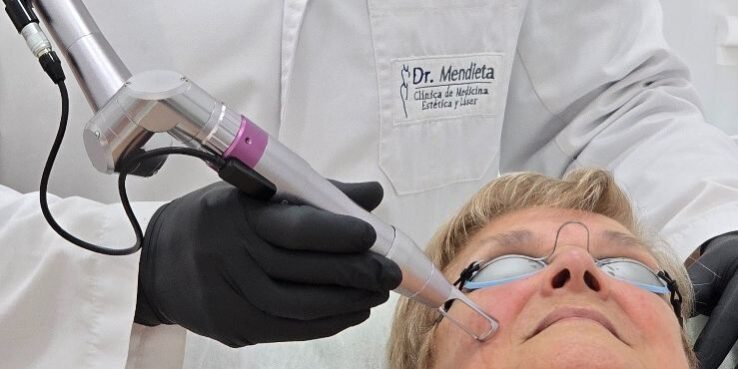 El Pico Láser es un revolucionario tratamiento dermatológico que utiliza pulsos de energía ultracortos y de alta potencia para renovar la piel de manera eficaz y segura.