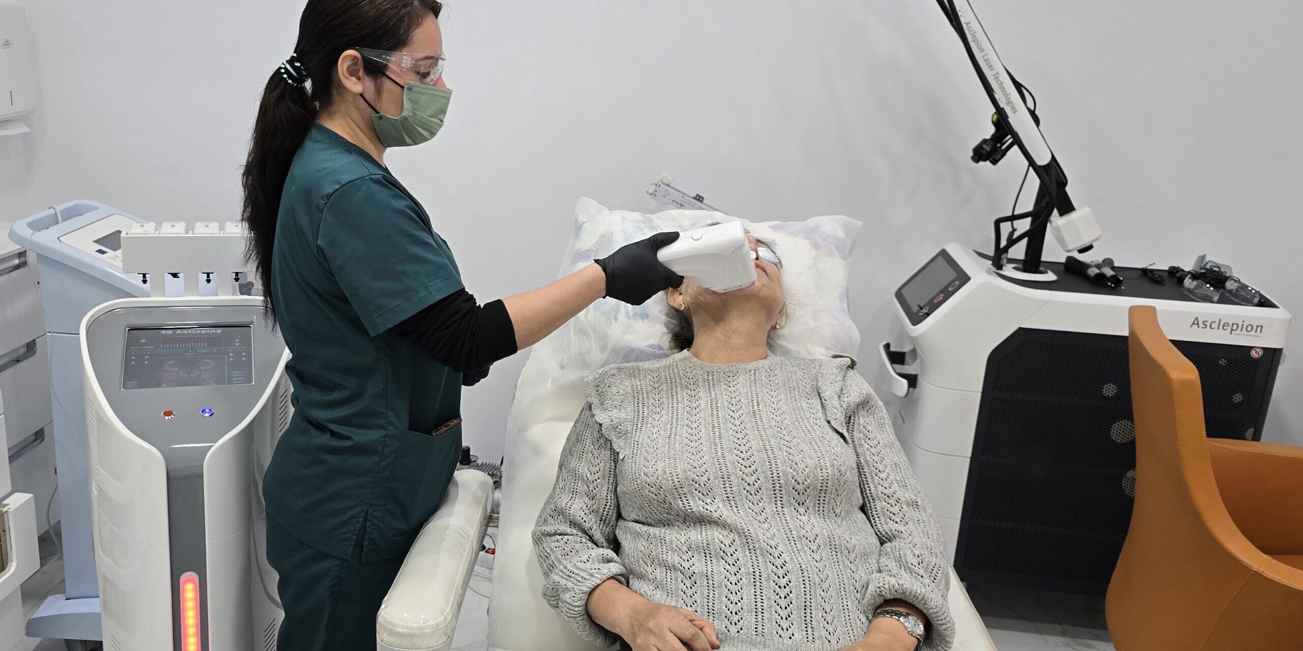 HIFU en Clínica Dr. Juan Mendieta: Rejuvenece tu piel sin cirugía En Clínica Dr. Juan Mendieta, ubicada en Esplugues de Llobregat, ofrecemos soluciones estéticas avanzadas para quienes desean mejorar su piel y combatir los signos de envejecimiento sin someterse a cirugía. Entre nuestros tratamientos más innovadores se encuentra el HIFU (Ultrasonido Focalizado de Alta Intensidad), un procedimiento efectivo diseñado para tensar y rejuvenecer la piel de forma no invasiva.