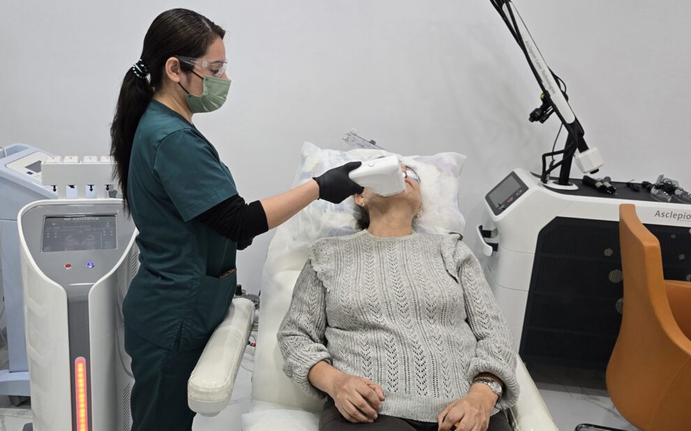 HIFU en Clínica Dr. Juan Mendieta: Rejuvenece tu piel sin cirugía En Clínica Dr. Juan Mendieta, ubicada en Esplugues de Llobregat, ofrecemos soluciones estéticas avanzadas para quienes desean mejorar su piel y combatir los signos de envejecimiento sin someterse a cirugía. Entre nuestros tratamientos más innovadores se encuentra el HIFU (Ultrasonido Focalizado de Alta Intensidad), un procedimiento efectivo diseñado para tensar y rejuvenecer la piel de forma no invasiva.