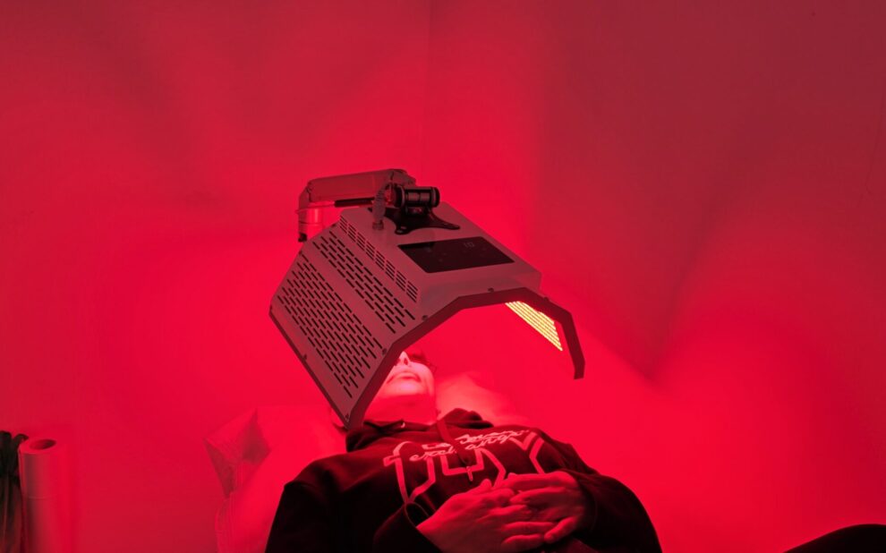 Luz led Este innovador sistema de fototerapia actúa como un aliado clave para acelerar la recuperación de la piel, reducir la inflamación y potenciar los resultados obtenidos en cada procedimiento.