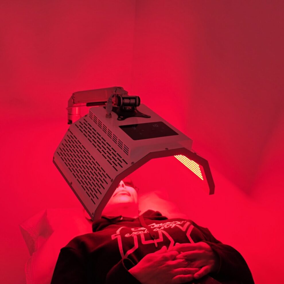 Luz led Este innovador sistema de fototerapia actúa como un aliado clave para acelerar la recuperación de la piel, reducir la inflamación y potenciar los resultados obtenidos en cada procedimiento.