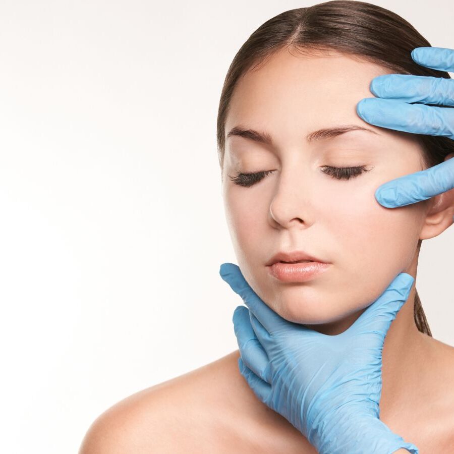 Lifting Facial en Clínica Dr. Juan Mendieta En Clínica Dr. Juan Mendieta, somos líderes en procedimientos estéticos avanzados que transforman y rejuvenecen. El lifting facial es uno de los tratamientos más efectivos y solicitados para combatir los signos visibles de envejecimiento, proporcionando un aspecto natural y joven.