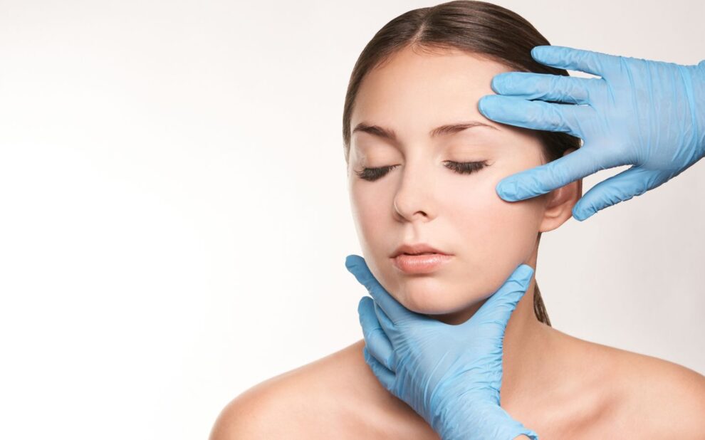 Lifting Facial en Clínica Dr. Juan Mendieta En Clínica Dr. Juan Mendieta, somos líderes en procedimientos estéticos avanzados que transforman y rejuvenecen. El lifting facial es uno de los tratamientos más efectivos y solicitados para combatir los signos visibles de envejecimiento, proporcionando un aspecto natural y joven.